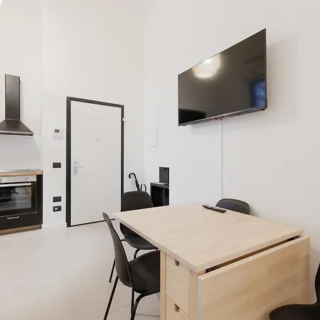 Cozy Corner With Balcony And Private Garage! Апартаменты Милан