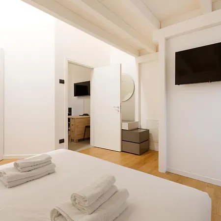 Cozy Corner With Balcony And Private Garage! Апартаменты *